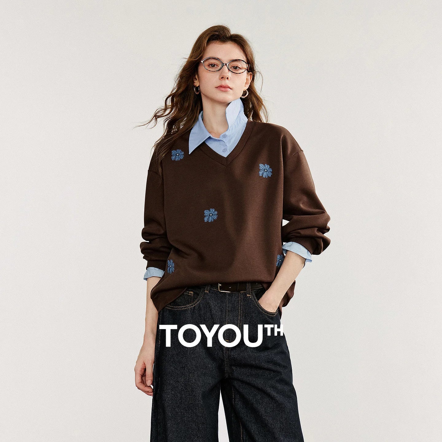 TOYOUTH Felpa da donna 2025 Autunno Nuovo Denim Fiore Ricamo Falso in due pezzi Splicing Colletto rovesciato Pullover casual in cotone