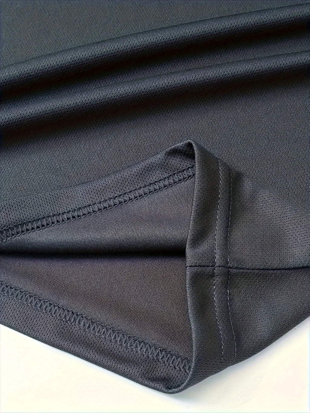 Nuovo abbigliamento sportivo estivo da uomo, set due pezzi con t-shirt a maniche corte e pantaloncini, abbigliamento casual traspirante e ad asciugatura rapida.